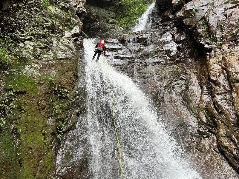 Aventura de canionismo nas cachoeiras de Praia Grande/SC