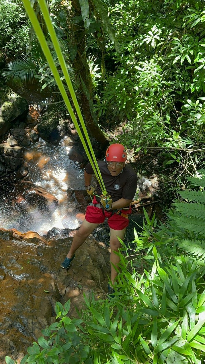 Aventureiro realizando rapel na Cachoeira do Bugio em Praia Grande/SC