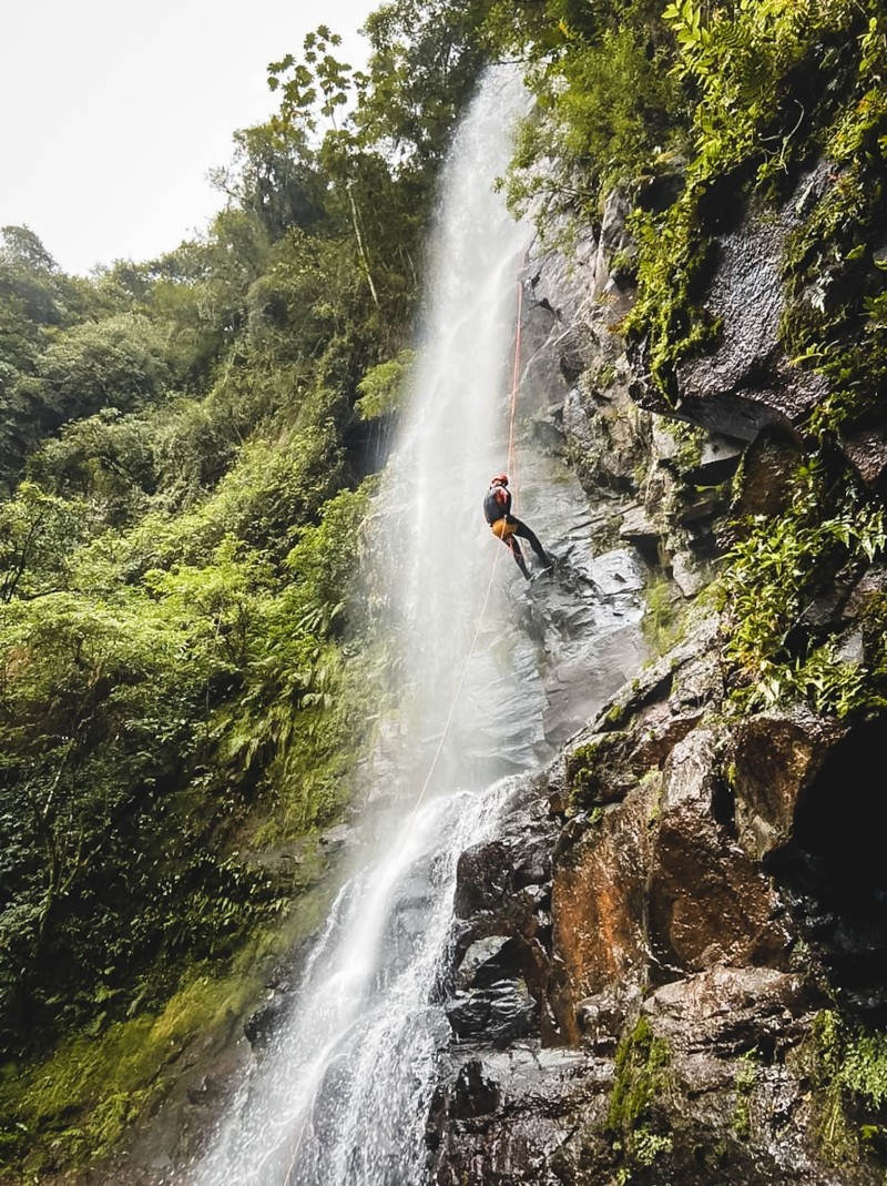 Rapel emocionante na Cachoeira Magia das Águas em Praia Grande/SC